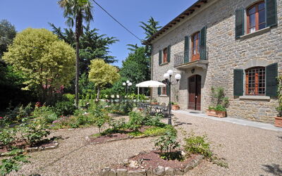 Villa Primula: Building Exterior, Garden