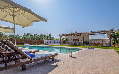 Villa Alikes: Buitenkanten, Buitenshuis, Tuin, zwembad