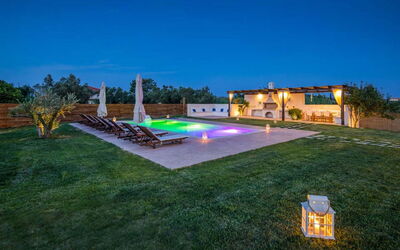 Villa Alikes: Buitenkanten, Buitenshuis, Tuin, zwembad