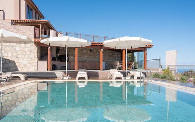 Villa Star: Buitenkanten, zwembad