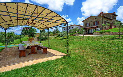 Villa Farneta: Building Exterior, Garden