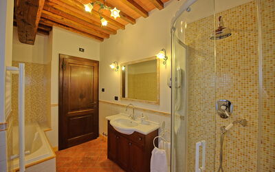 Villa Farneta: Bathroom