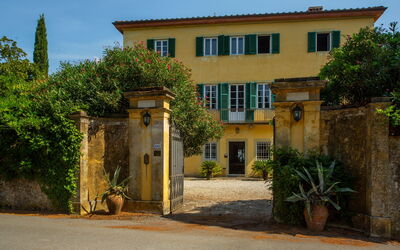 Villa Pedone: Buitenkanten, Buitenshuis, Hoofdingang