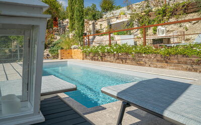 Villa San Nicolò: Buitenshuis, zwembad