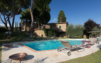 Villa Poggiospinoso: bassin, Extérieur