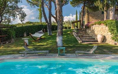 Villa Poggiospinoso: bassin, Extérieur