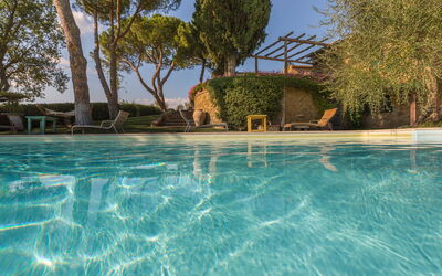 Villa Poggiospinoso: bassin, Extérieur