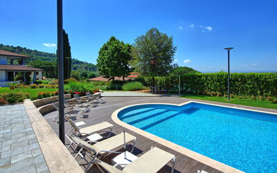 Casa White: all'aperto, Piscina