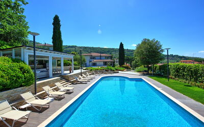 Casa White: all'aperto, Giardino, Piscina