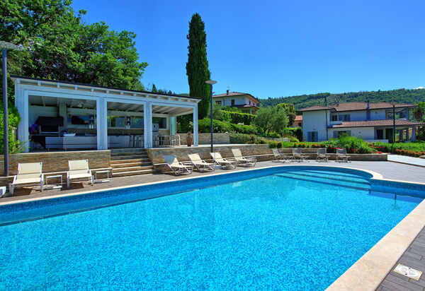 Casa White: Outdoor, Pool