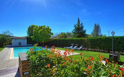 Casale Tiziano: Giardino, Piscina