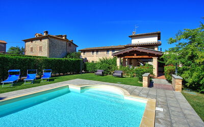 Casale Tiziano: Giardino, Piscina