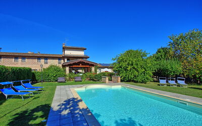 Casale Tiziano: Giardino, Piscina