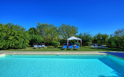 Casale Tiziano: Giardino, Piscina