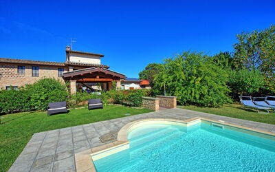 Casale Tiziano: Giardino, Piscina