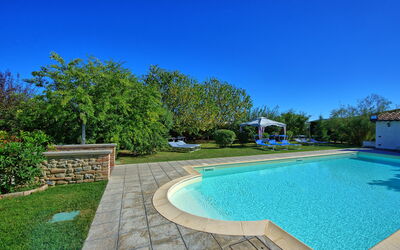 Casale Tiziano: Giardino, Piscina