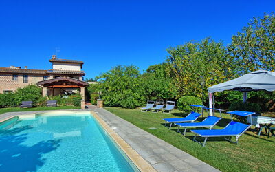 Casale Tiziano: Giardino, Piscina