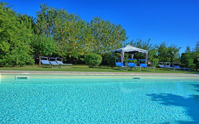 Casale Tiziano: Giardino, Piscina