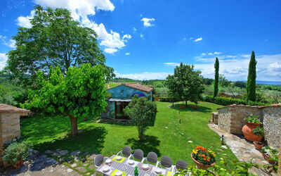 Villa Sonia: Buitenshuis