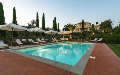 Villa Pietramarina: Buitenshuis, zwembad