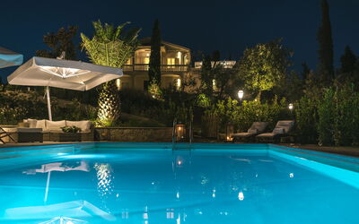 Villa Pietramarina: Buitenshuis, zwembad