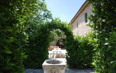 Cassandra: Esterni, Giardino