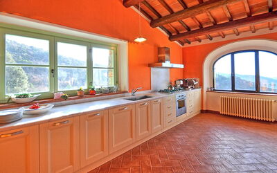 Villa Noceta: Dining Room, Kitchen