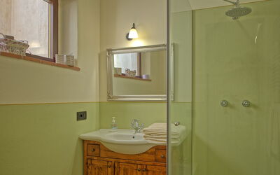 Villa Noceta: Bathroom