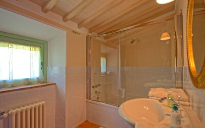 Villa Noceta: Bathroom