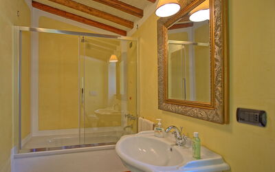 Villa Noceta: Bathroom