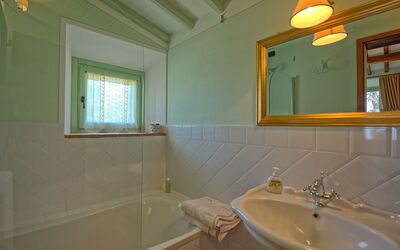 Villa Noceta: Bathroom