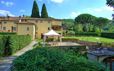 Santa Flora: Garden, Outdoor