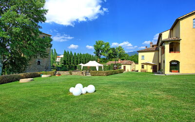 Santa Flora: Garden, Outdoor