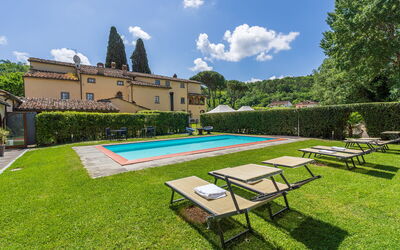 Santa Flora: Garden, Outdoor, Pool