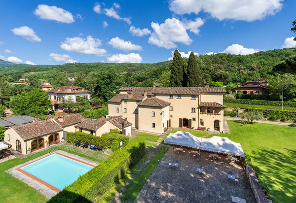 Santa Flora: Buitenshuis, Keer bekeken, zwembad