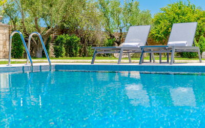 Villa Safira: Buitenshuis, zwembad