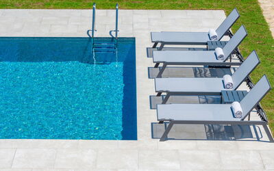 Villa Safira: Buitenshuis, Tuin, zwembad