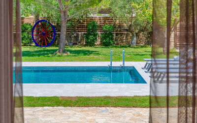 Villa Safira: Buitenshuis, Tuin, zwembad