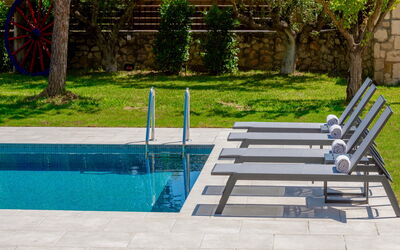 Villa Safira: Buitenshuis, Tuin, zwembad