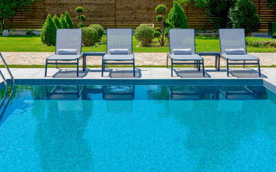 Villa Safira: Buitenshuis, zwembad