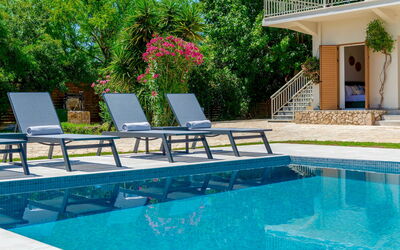 Villa Safira: Buitenshuis, Tuin, zwembad