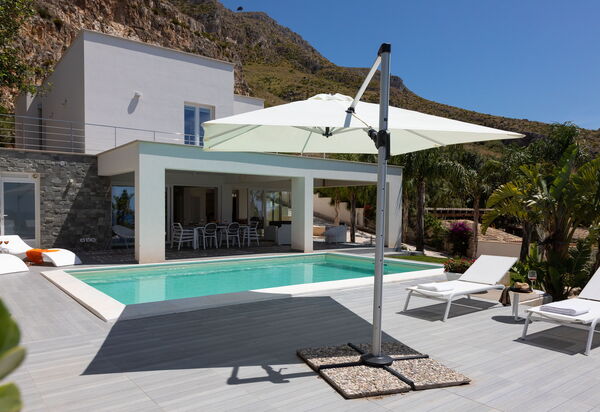 Villa Annalisa: Buitenshuis, Tuin, Zomer, zwembad