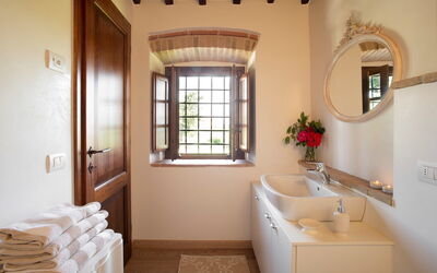 Villa Rosseti: Villa Pianora First Floor Bedroom Girasole