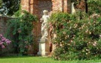 Villa Veneta: Close to the main building, in a garden separated from the main park and reserved for the guests, there is a swimming pool (9 x 6 m, 1,60 m deep, open May 1st through October 1st) surrounded by oleanders, roses and hydrangeas