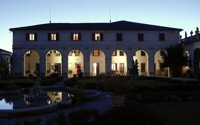 Villa Veneta: The private entrance leads to the second and third floor whose windows face the Italyan style garden and the façade of the main house.