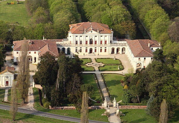 Villa Veneta: Ca' Marcello - Private Palladian villa (16th century) The self catering apartment (8-9 people) is located in the eastern wing. A private parking lot is available in the property