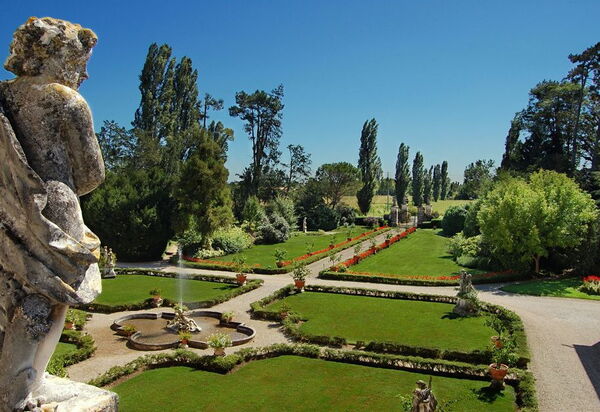 Villa Veneta: All bedrooms face the Italian style garden which lays in front of the façade and the apartment entrance