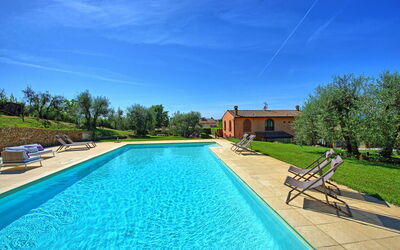 Villa Nora: Pool, Summer