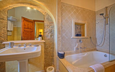 Il Castello: Bathroom
