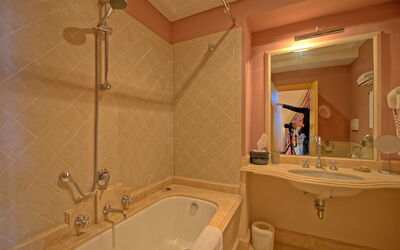 Il Castello: Bathroom